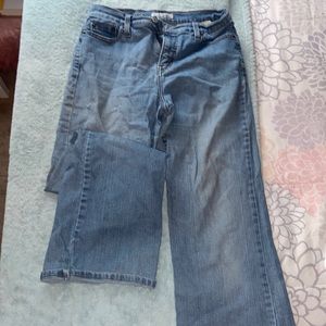 Levi’s boot cut slimming jeans. Stretchy
